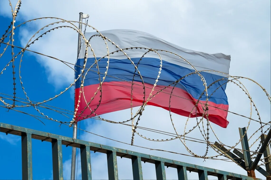Російський прапор за колючим дротом як символ санкцій ЄС проти Комети
