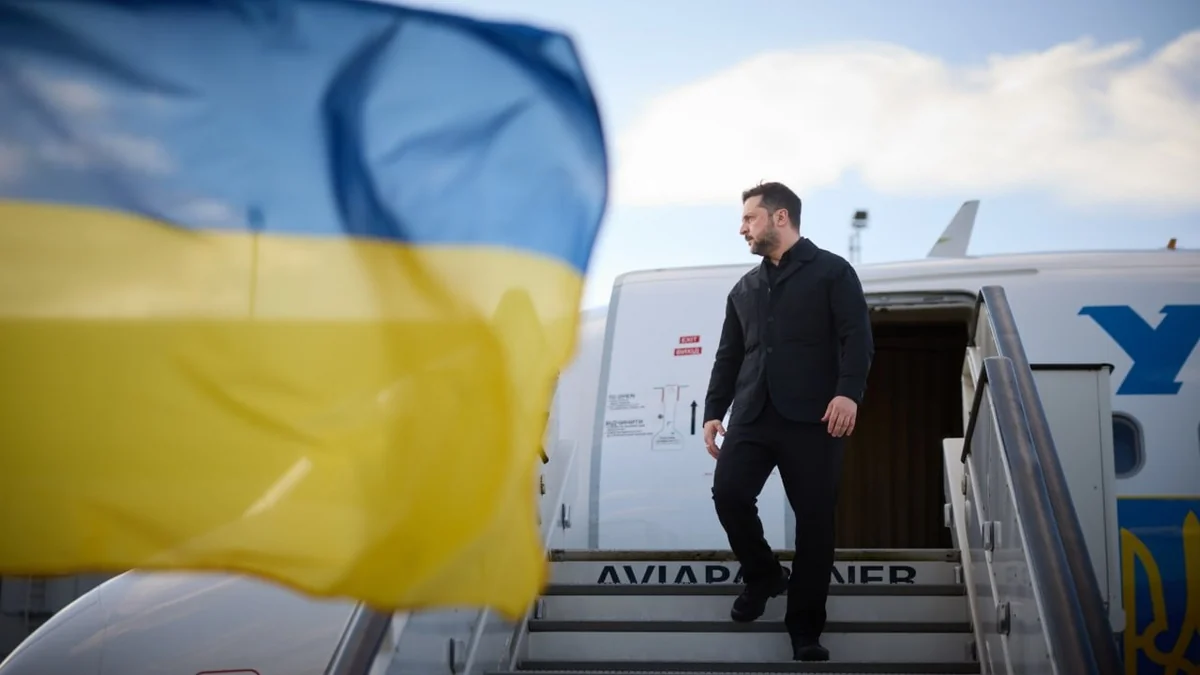 Зеленський сходить трапом літака біля українського прапора