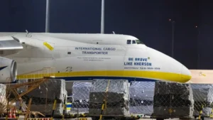 Дрон біля українського літака Antonov в аеропорту Лейпцига