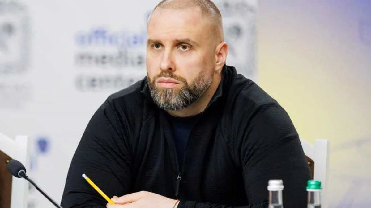 Олег Синєгубов на брифінгу сидить за столом з жовтим олівцем у руках