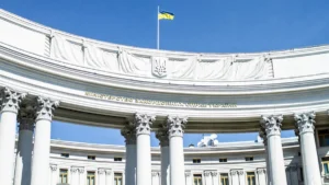 Будівля Міністерства закордонних справ України з прапором
