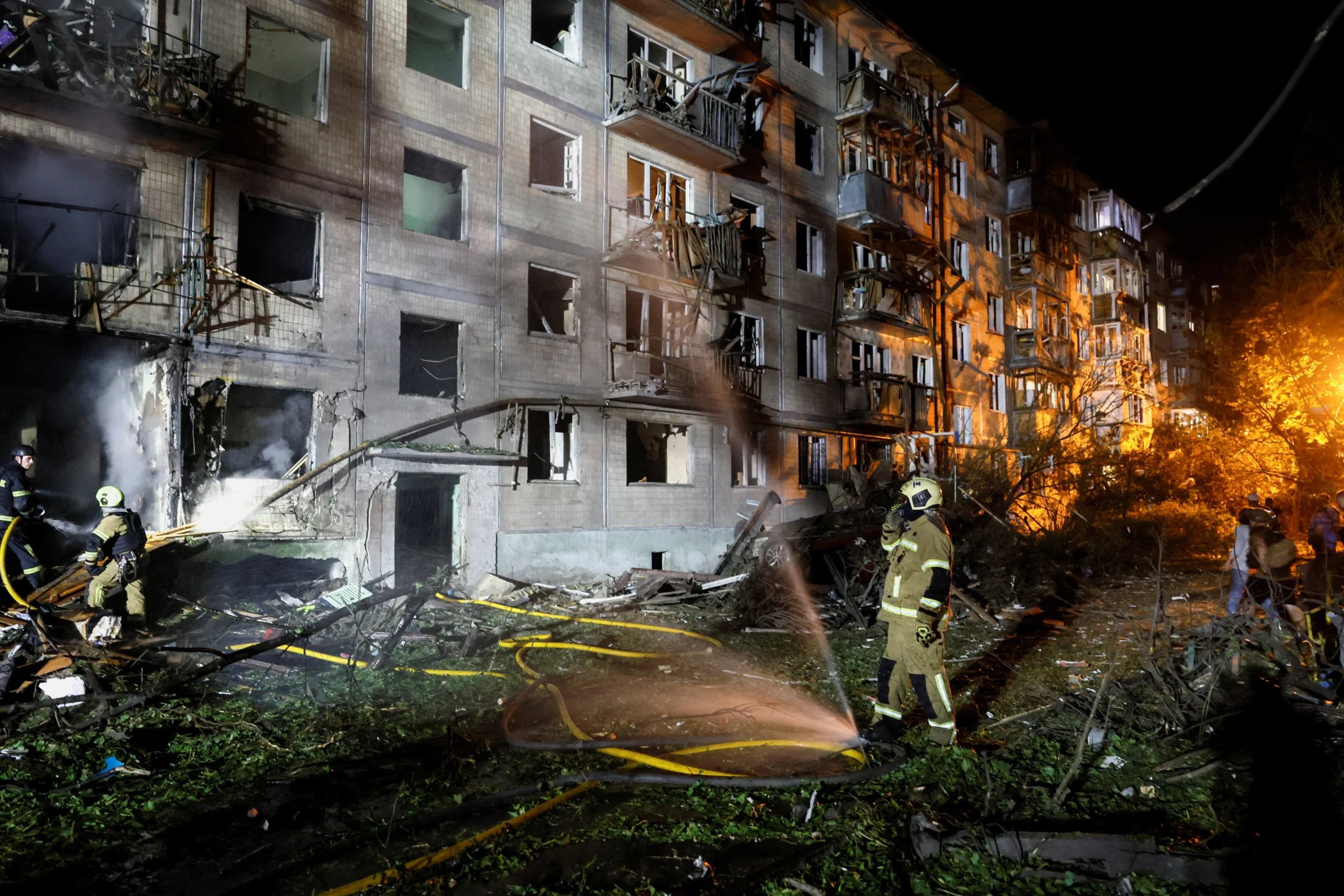 Рятувальники працюють на місці ракетного удару по житловому будинку в Києві